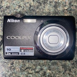 Nikon Coolpix S220 Camera